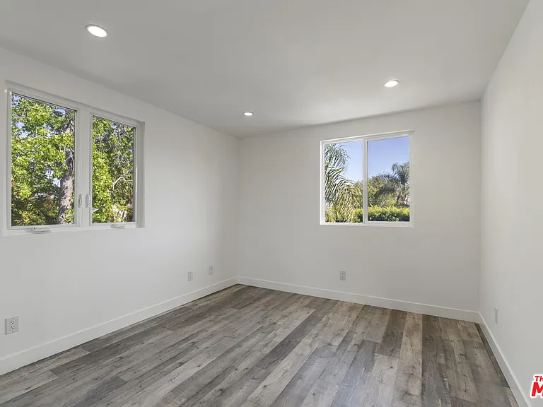 5645 1/2 Willowcrest Ave — Photo 11