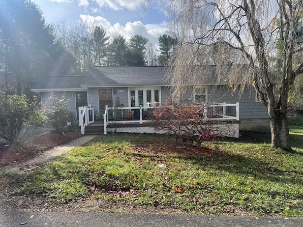 120 Canary Dr, Beaver, WV 25813