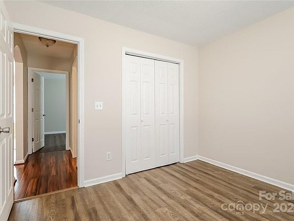 5th image of 840 Willowbrook Ave