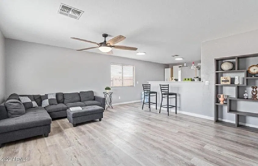4 bed, 2500 sqft, $2,400 — Photo 2