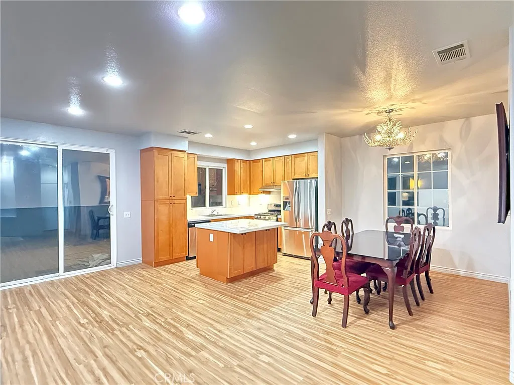 4 bed, 1895 sqft, $3,900 — Photo 2