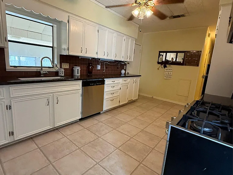 231 E Live Oak St #A — Photo 8