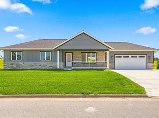 145 Mulberry Dr SE, Cascade, IA 52033