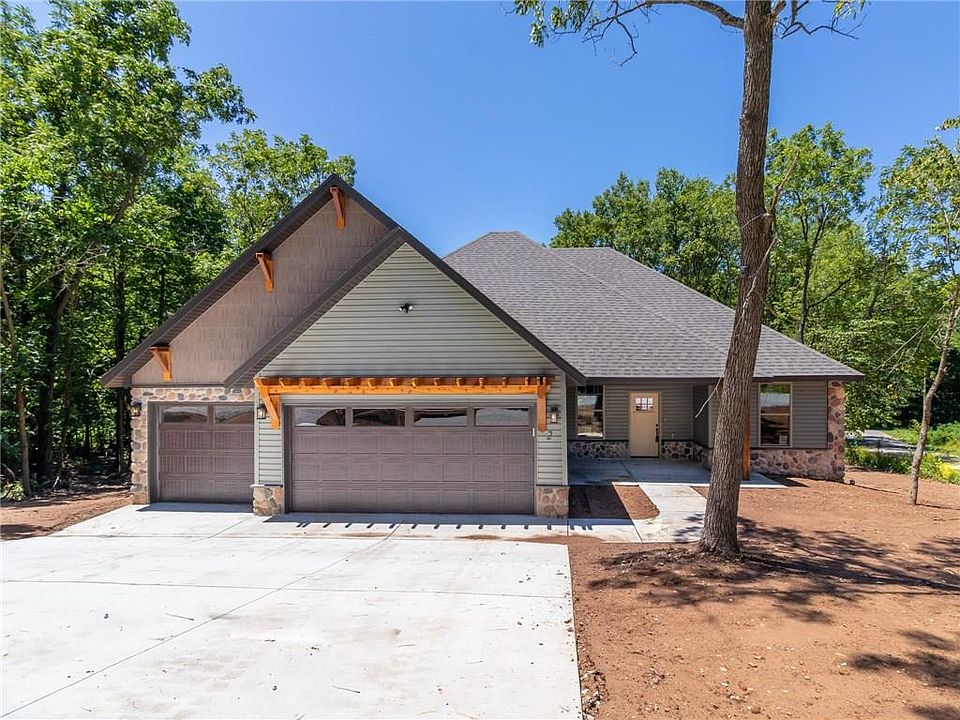 1st image of 2 Farrah Ln