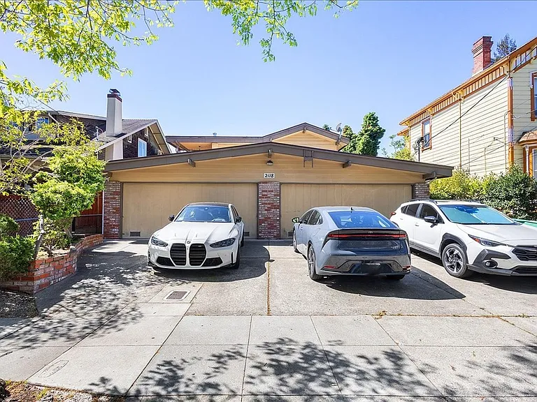 2118 Alameda Ave — Photo 2