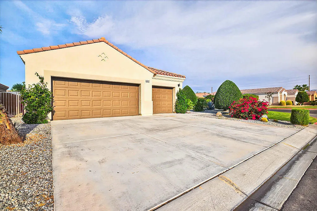 3 bed, 2273 sqft, $2,900 — Photo 2