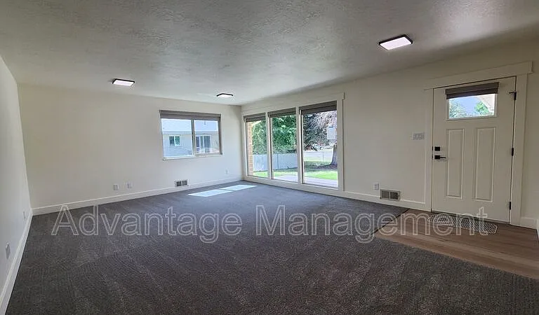 167 W Center Earnshaw #B — Photo 4
