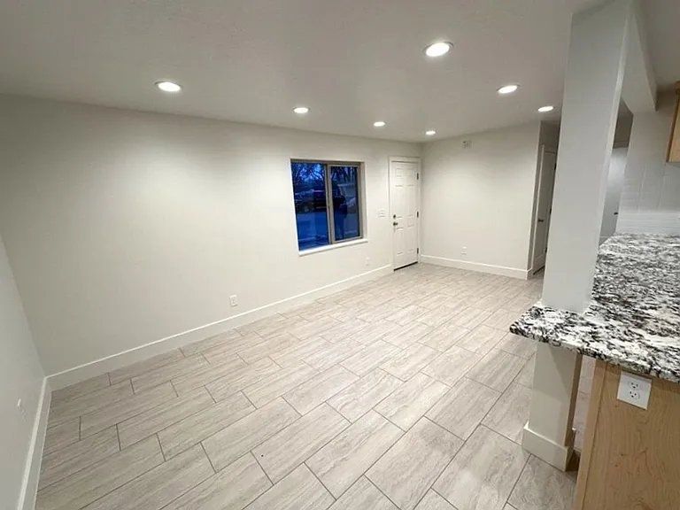 463 E Elm St — Photo 10