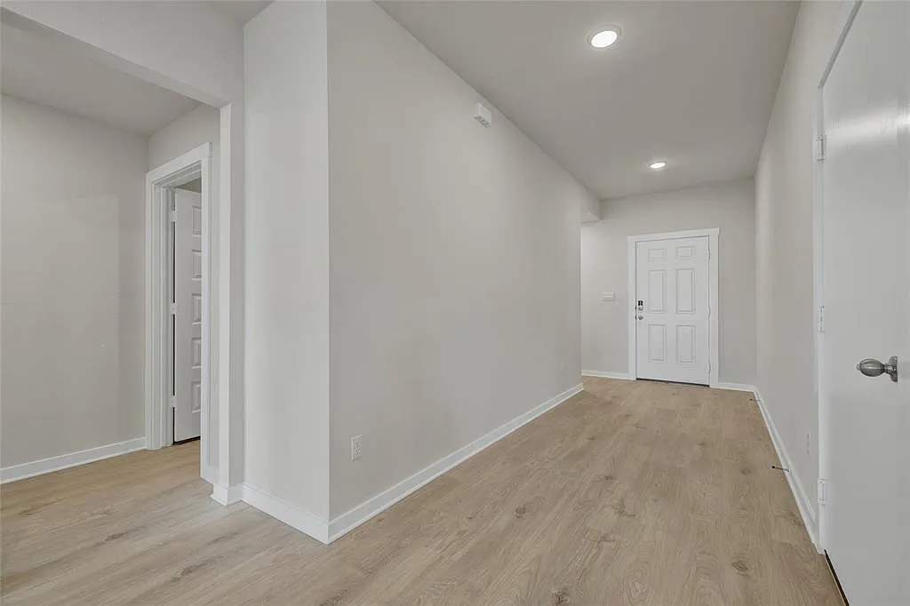 4 bed, 2.0 bath, 1864 sqft, $2,500 — Photo 2