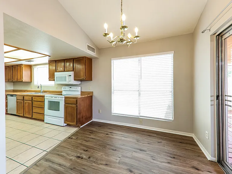 429 E Utopia Rd — Photo 7
