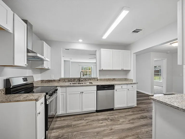 705 Westshire Dr — Photo 5
