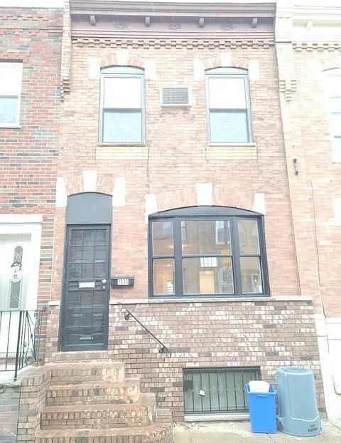 3 bed, 1.5 bath, 940 sqft, $2,100 — Photo 1