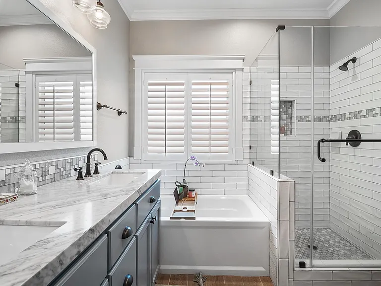 Master Bathroom/Bathtub