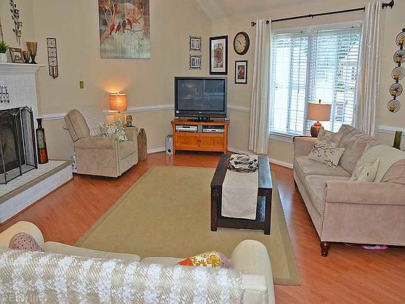 4th image of 530 Royal Grant Dr