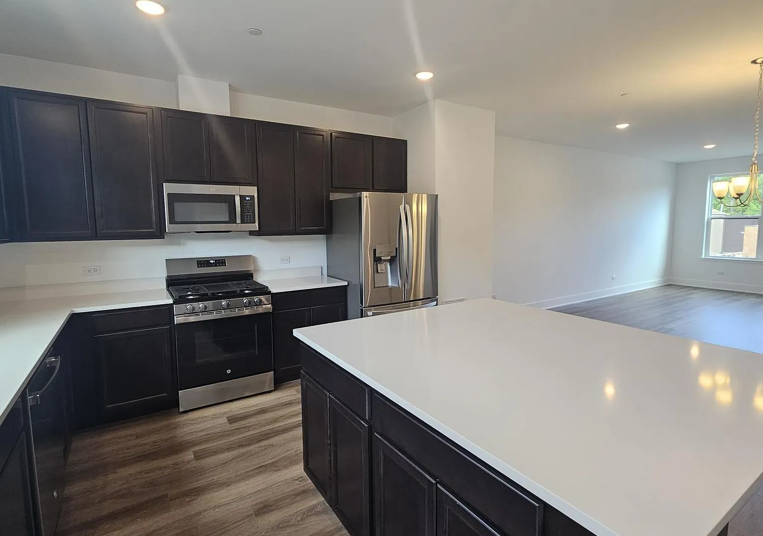 3 bed, 2.5 bath, 1954 sqft, $4,000 — Photo 4