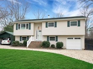 42 Crescent Bow, Ridge, NY 11961
