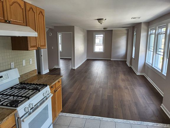 3rd image of 90 Hempstead Ave