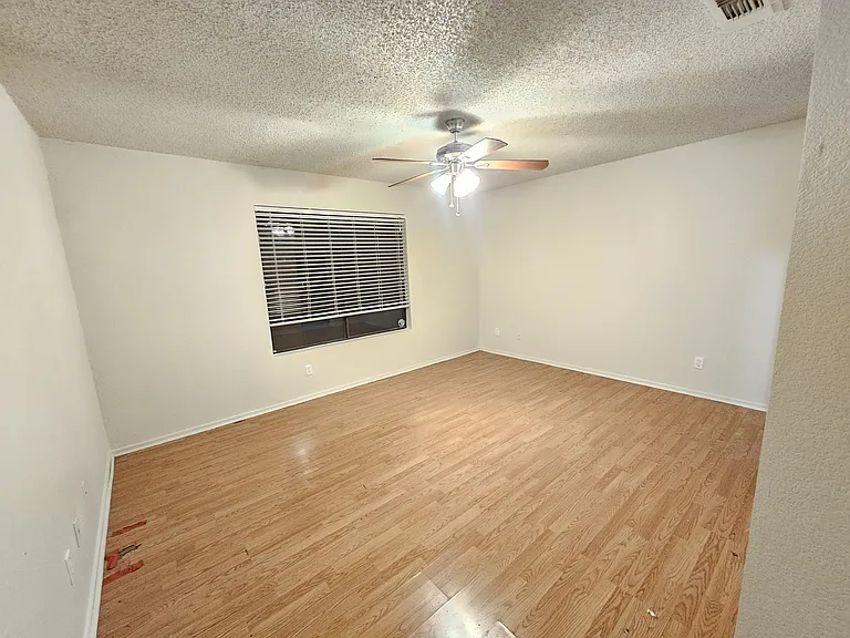 7819 W Myrtle Ave — Photo 8