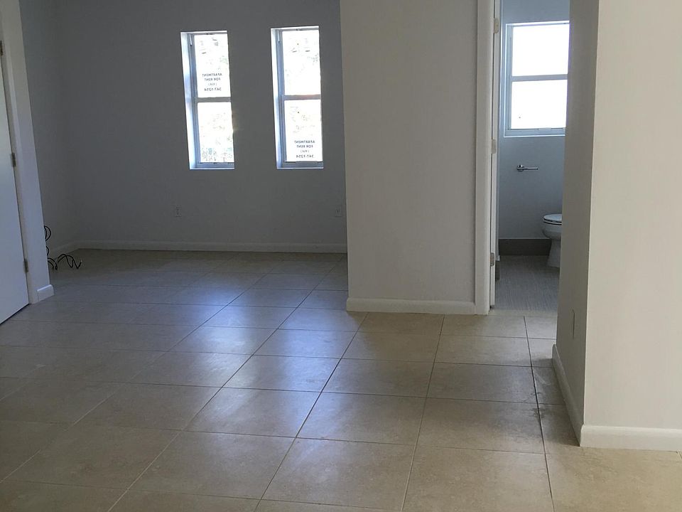 2nd image of 2040 Hollywood Blvd