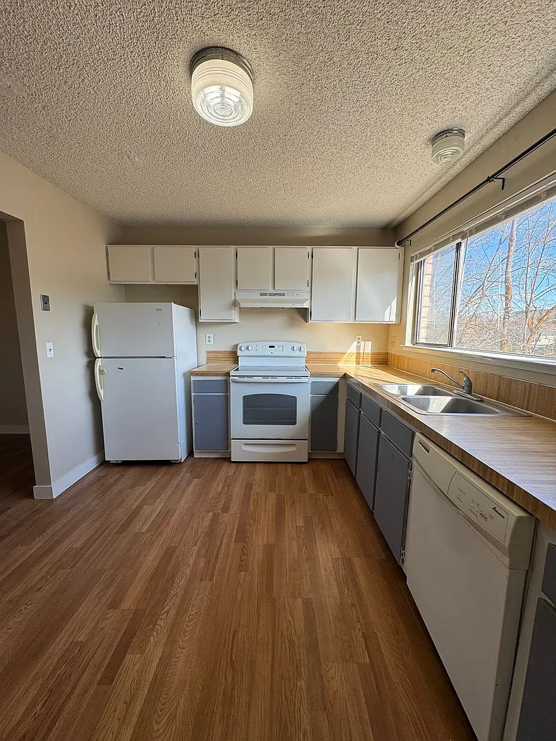 2 bed 1 bath with new paint - Water/Sewer and Garbage included! — Photo 1