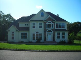 8 Paddock Ln, Medford, NY 11763