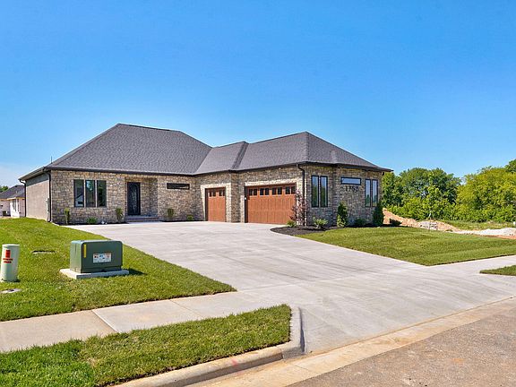 2nd image of 1758 E Peartree Drive