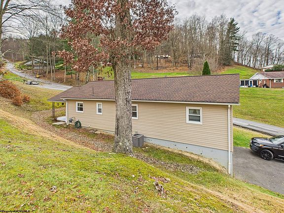 5th image of 7 Hilltop Dr