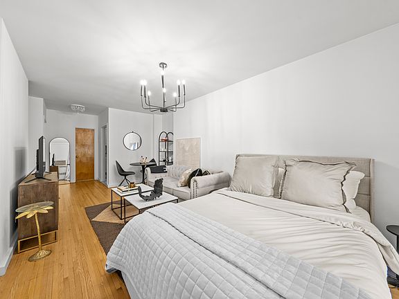 5th image of 217 E 60th St APT 404