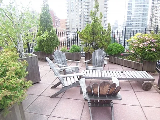 Rented by Avenues Real Estate | media 4