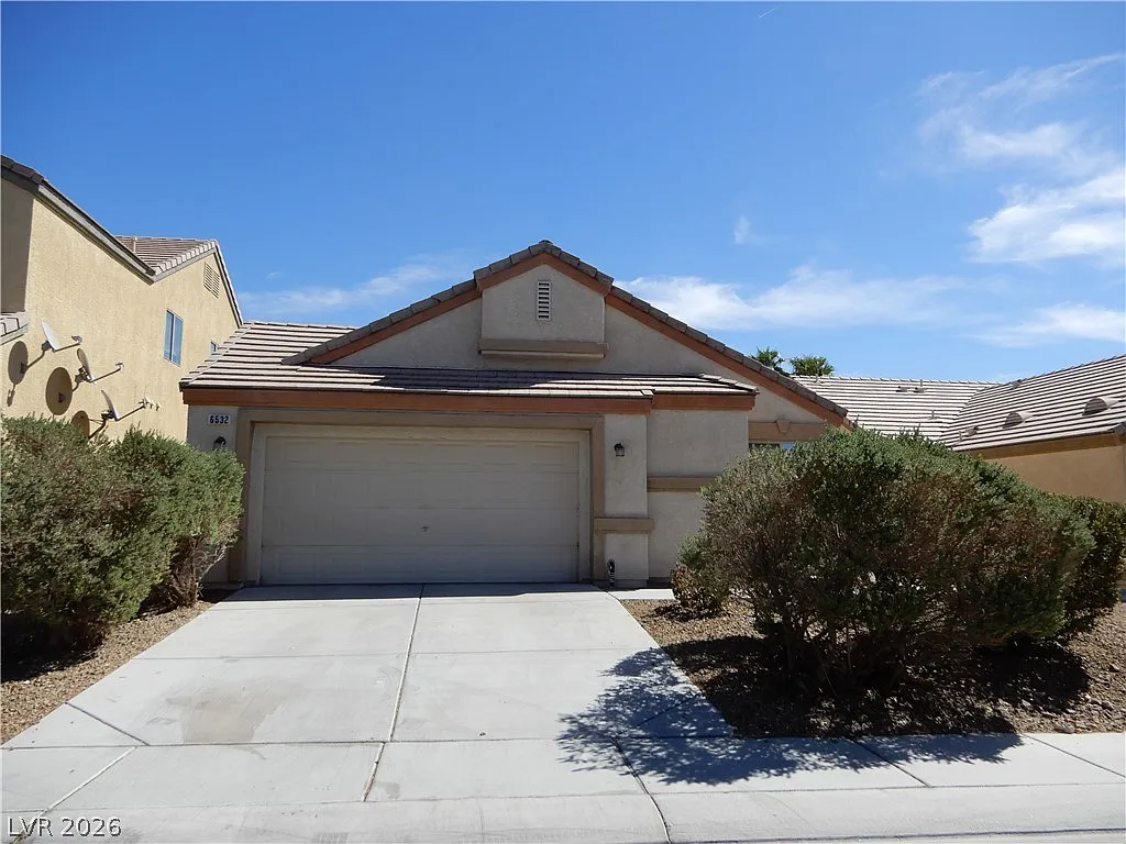 3 bed, 2.0 bath, 1533 sqft, $2,050 — Photo 2
