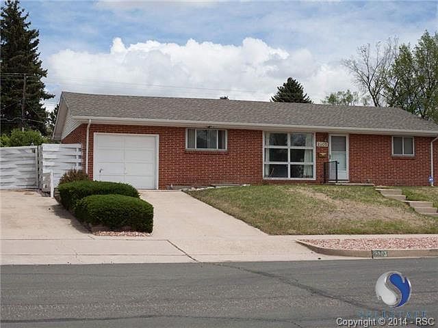 Front of the home, please note second driveway w/ gate to backya