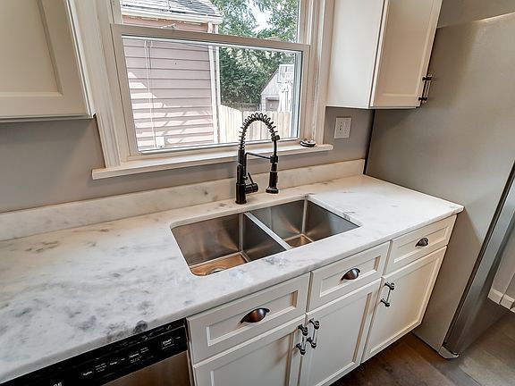 5th image of 313 Claranna Ave