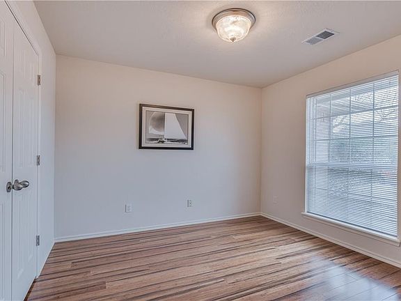 3rd image of 10512 Hastings Ave