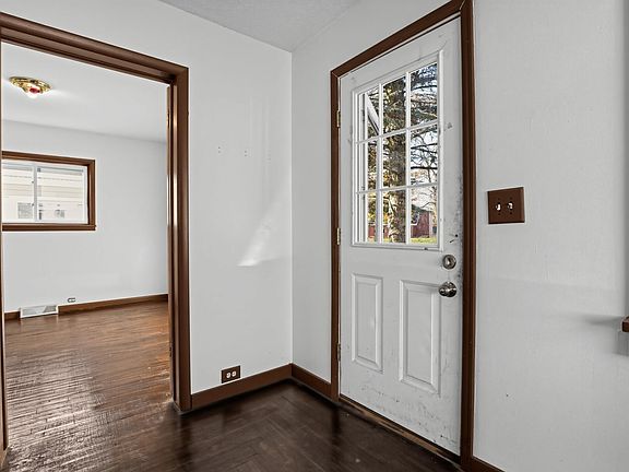 5th image of 801 Lester St