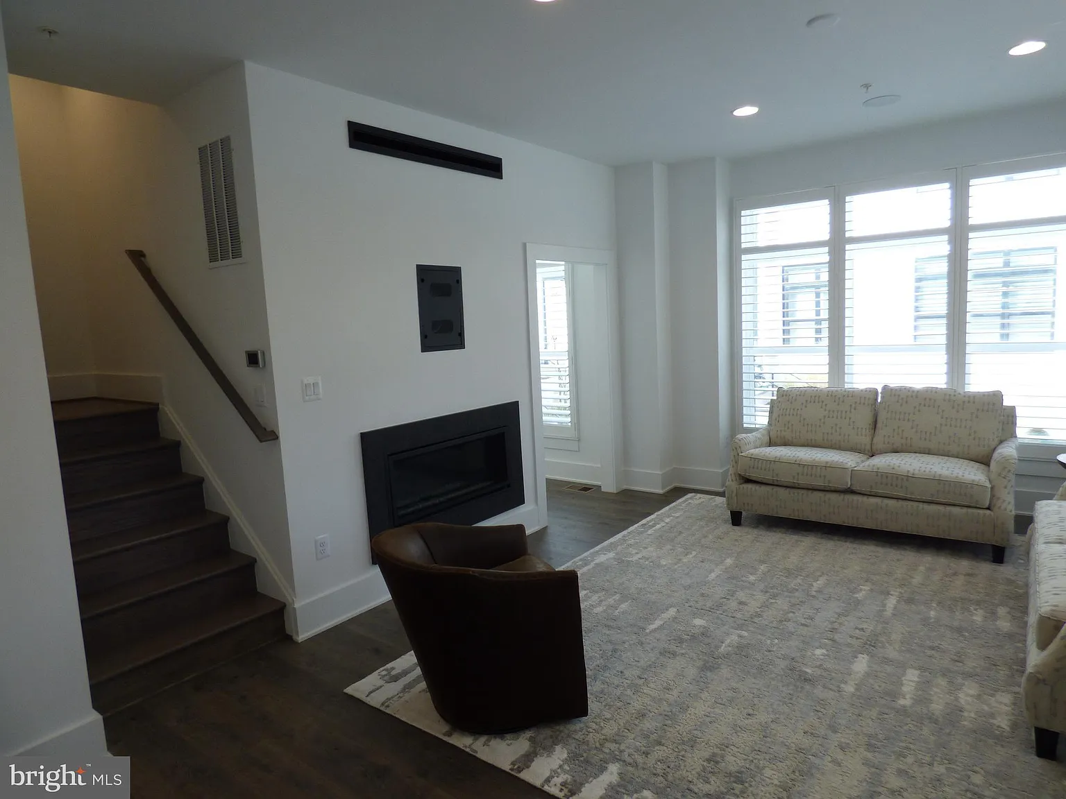 3 bed, 5.0 bath, 2400 sqft, $6,900 — Photo 4