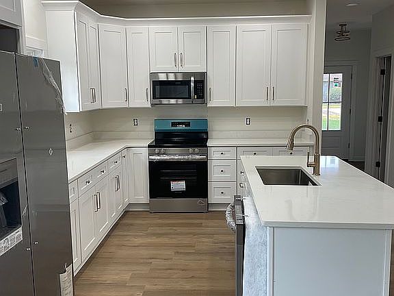 4th image of 607 Lee St