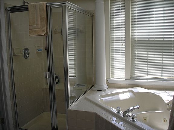 MSTR Bath w/Soaking Tub & Sep Shwr