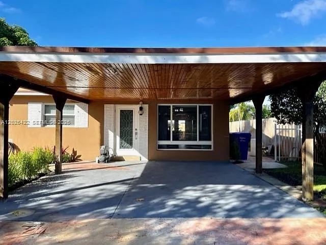 720 N 64th Ave — Photo 3