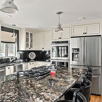 Everything remodeled HighEnd
Granite, Double ovens, Gas cooktop, grohe faucet, wine/desk with usb plugs, cable hookup!
