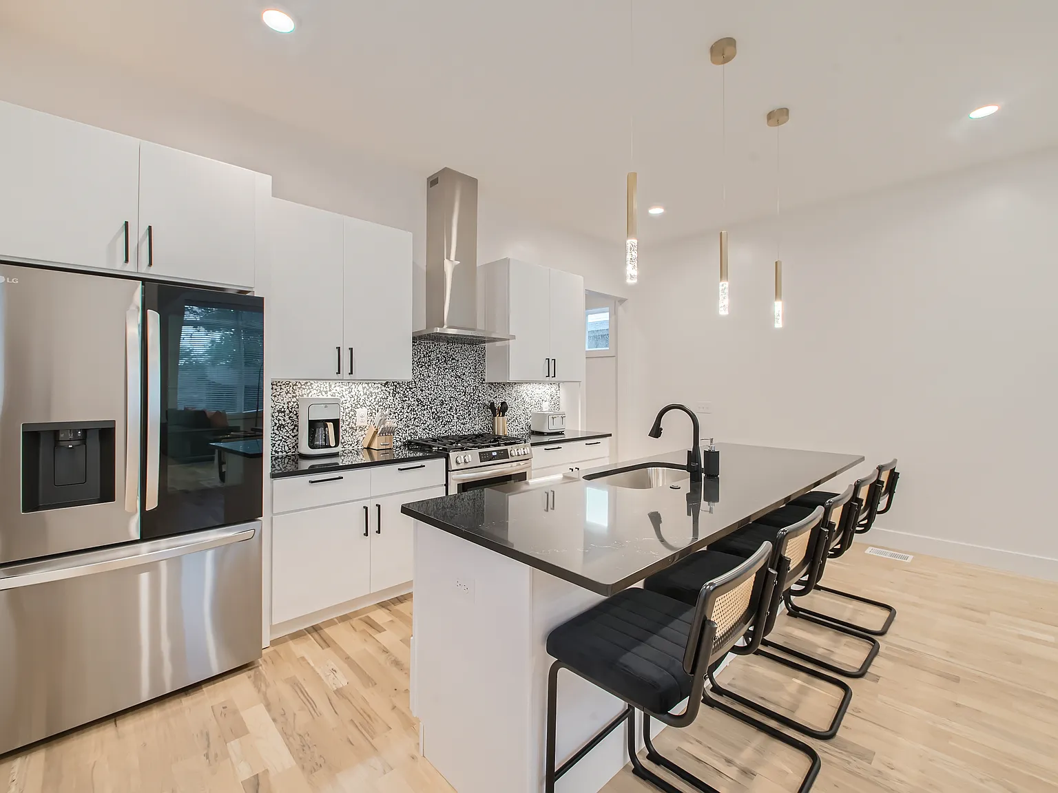 4 bed, 3.5 bath, 2760 sqft, $4,600 — Photo 4