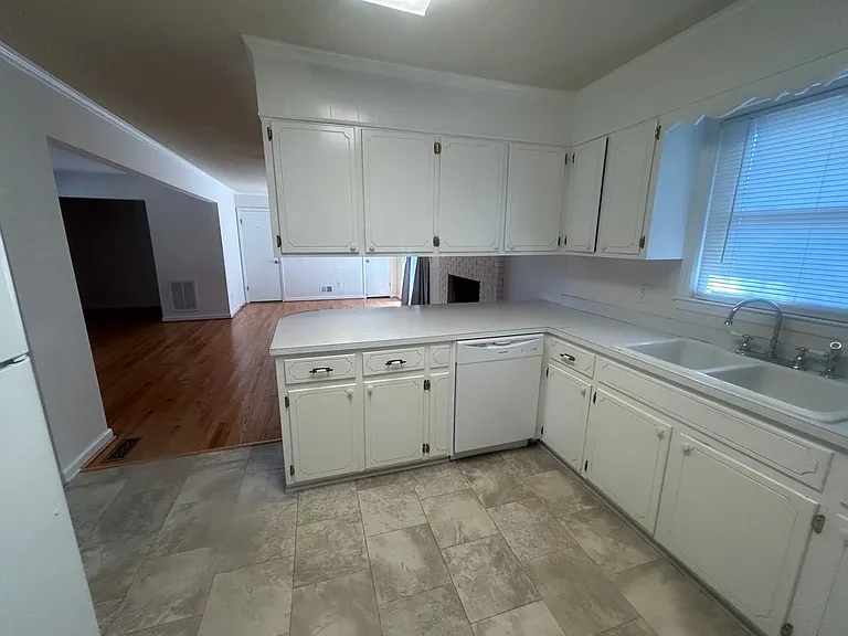 1015 Walters Ln — Photo 9