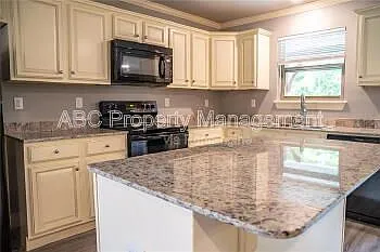 3 bed, 3.5 bath, 1976 sqft, $1,799 — Photo 4