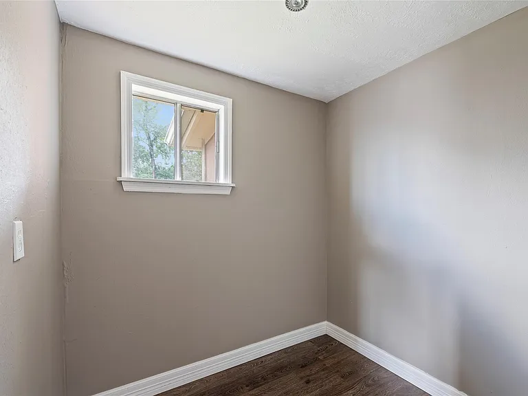 718 E Belmont St — Photo 23