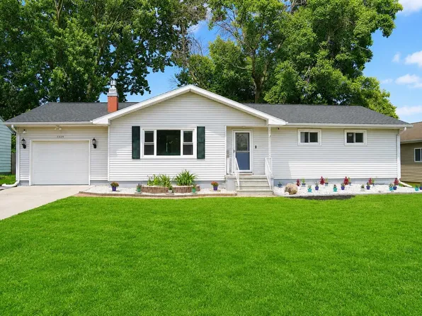 1225 5th St, Jesup, IA 50648