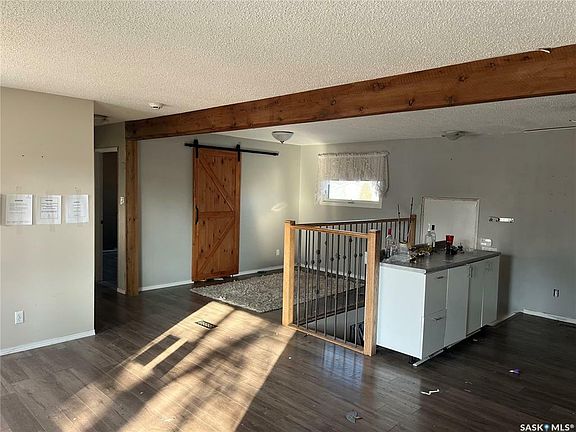 5th image of 406 Mowat Cres