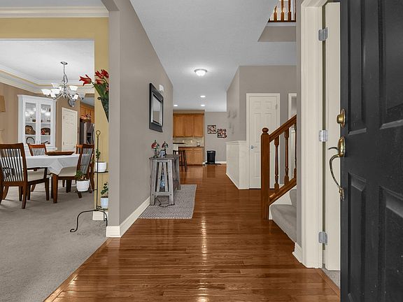 4th image of 171 Fox Glen Dr W