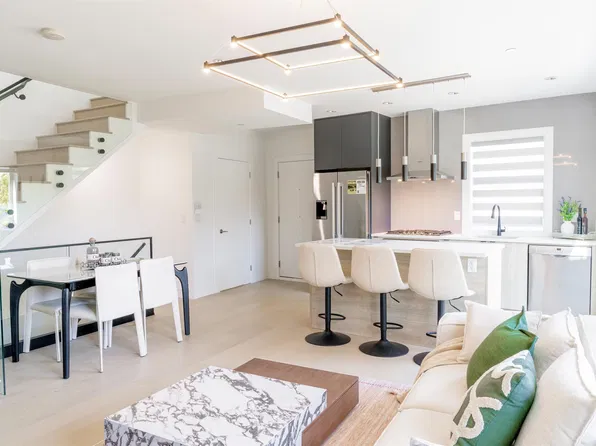 7359 Oak St, Vancouver, BC V6P 3Z2