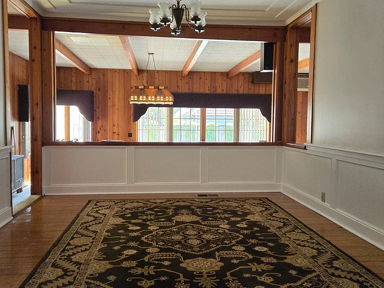Spacious dinning room