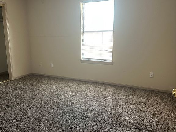 4th image of 1276 NW Phelps Dr