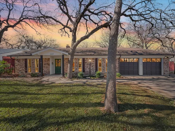 1529 Oak Creek Dr, Hurst, TX 76054
